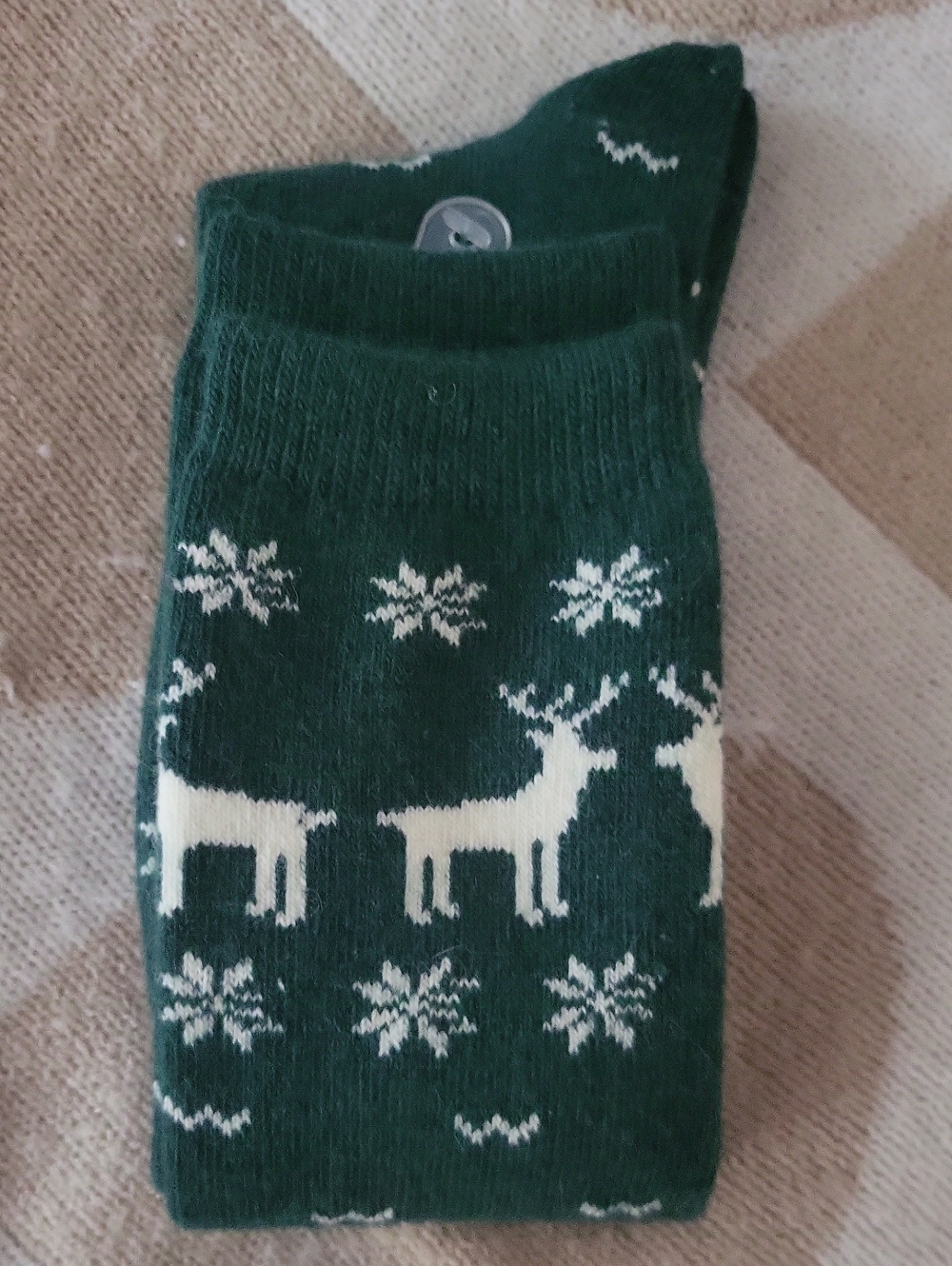 NEW🦌 Cozy Green Reindeer & Snowflake Pattern Crew Socks - Picture 4 of 4